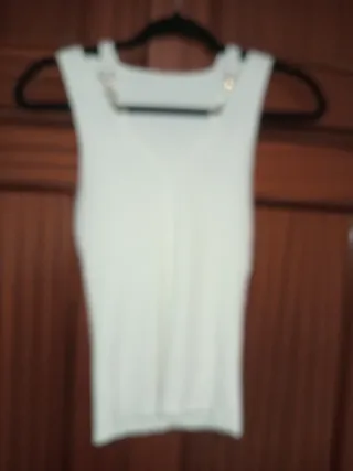 Blusa blanca sin mangas con detalles dorados