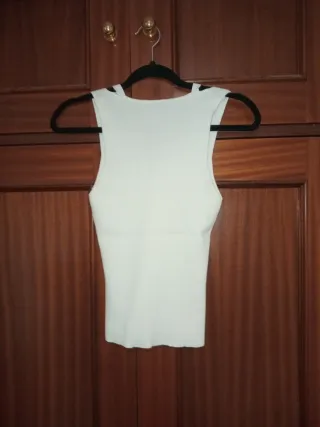 Blusa blanca sin mangas con detalles dorados