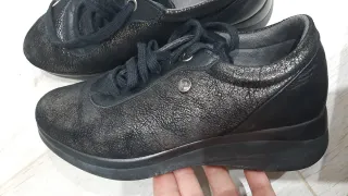 Zapatos negros y dorados