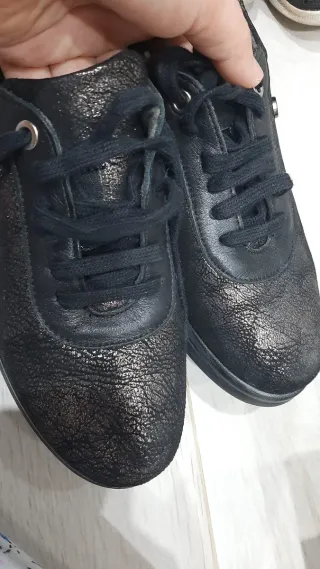 Zapatos negros y dorados