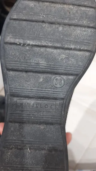 Zapatos negros y dorados