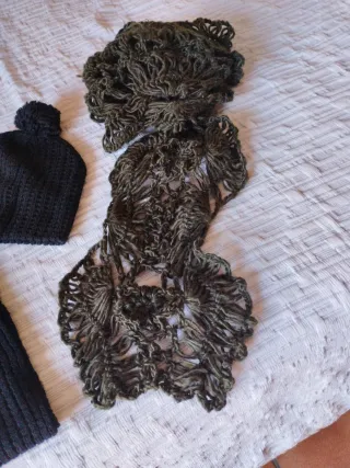 Conjunto gorro y bufanda negro + bufanda verde