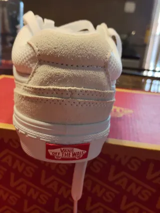 Zapatillas Vans Beige y Blancas