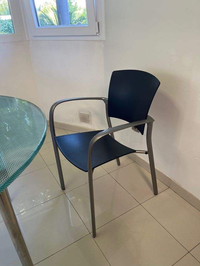 URGE Pack 4 Sillas Apilables Metálicas Negras