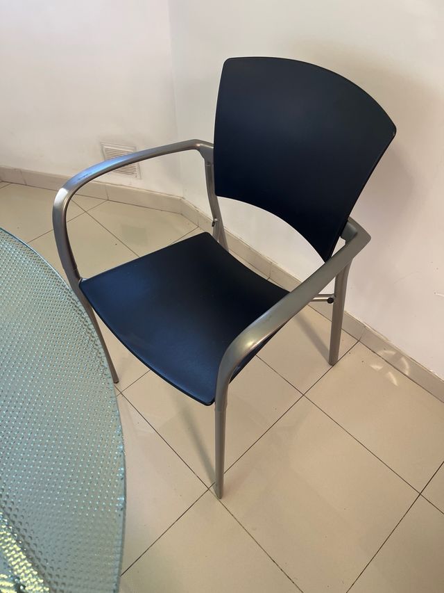 URGE Pack 4 Sillas Apilables Metálicas Negras