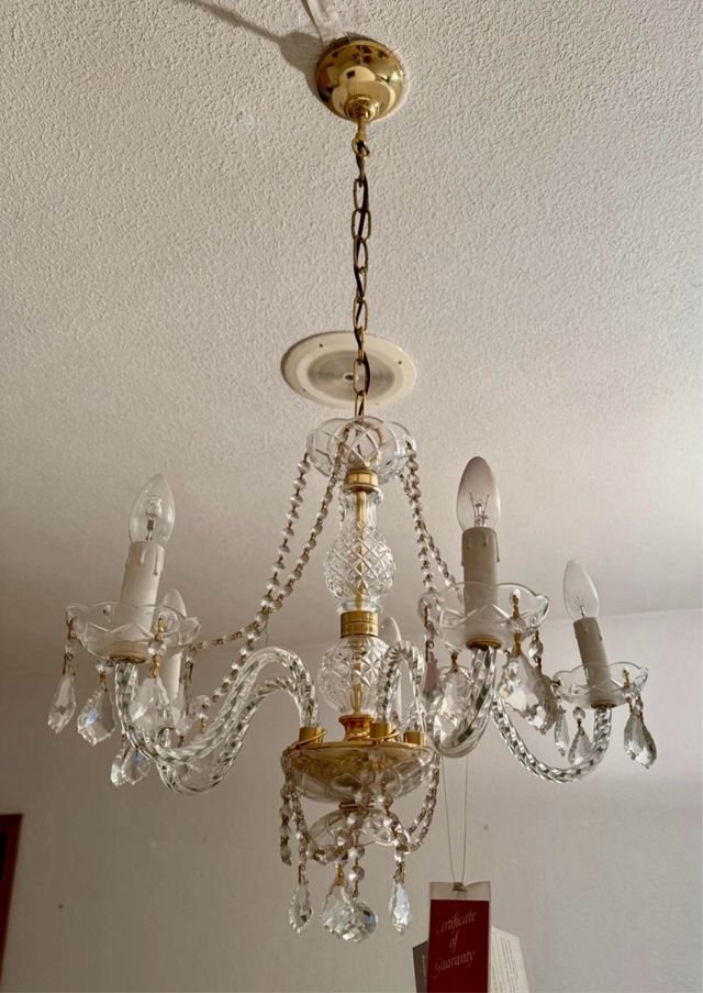 Lámpara de cristal dorada para comedor