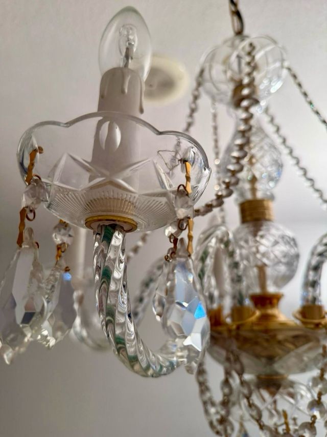 Lámpara de cristal dorada para comedor