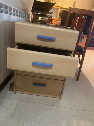 Cajonera de madera con tiradores azules