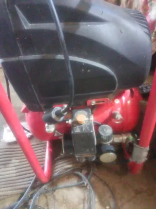Bomba de aire roja