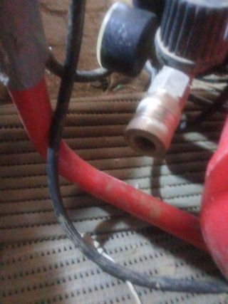 Bomba de aire roja