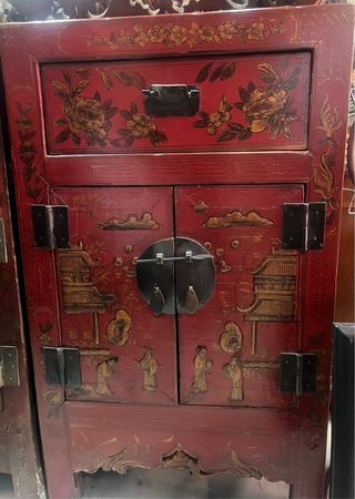 Mueble chino rojo con detalles dorados