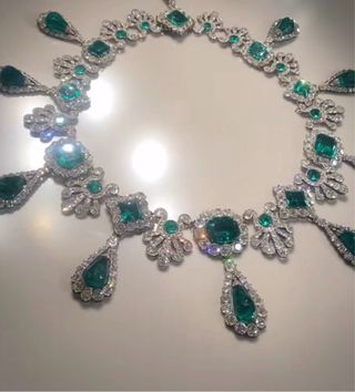 Collar de esmeraldas y diamantes del louvre