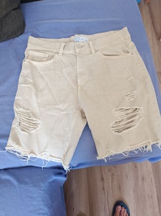 Pantalón corto Bershka beige desgastado
