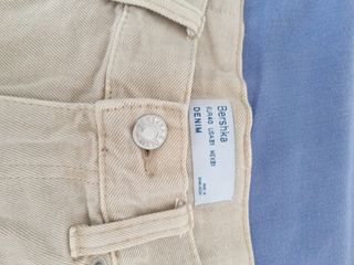 Pantalón corto Bershka beige desgastado