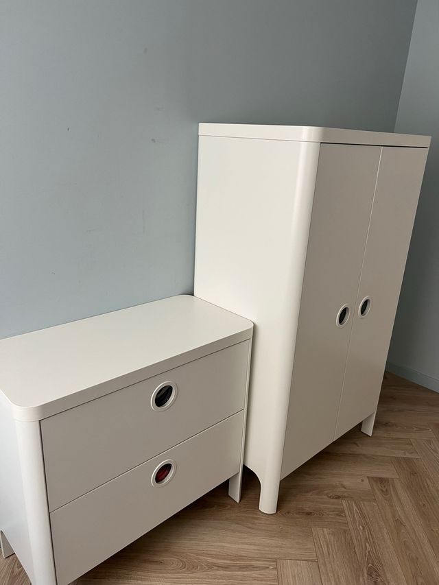 Armario y cómoda infantil blancos