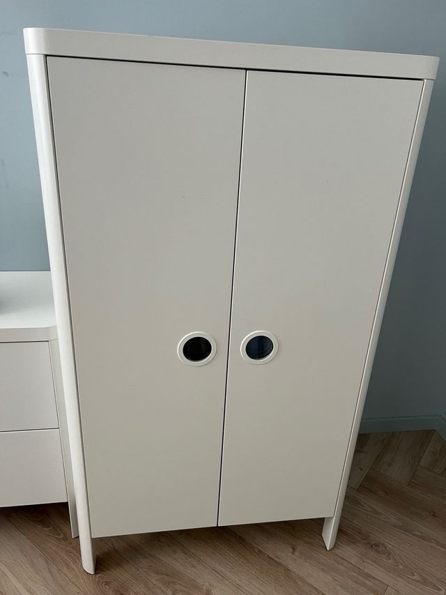 Armario y cómoda infantil blancos