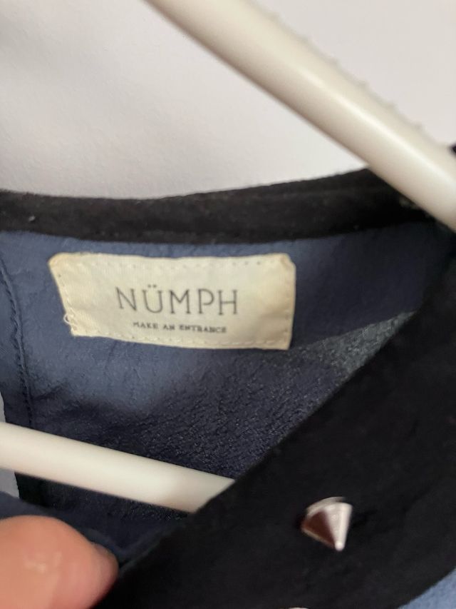 Blusa mujer cuello Peter Pan tachuelas