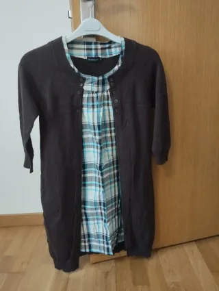 2 vestidos marrón y gris.