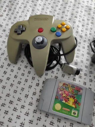 Controller per Nintendo 64 e gioco Mario 64
