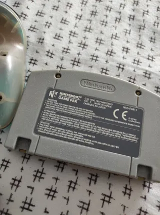 Controller per Nintendo 64 e gioco Mario 64