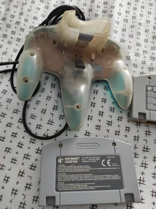 Controller per Nintendo 64 e gioco Mario 64