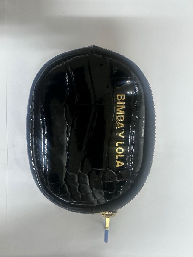 Monedero ovalado de piel negro