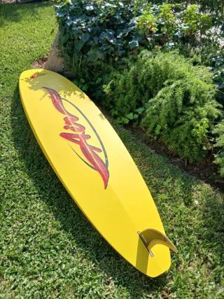 Tavola gialla decorativa per bar