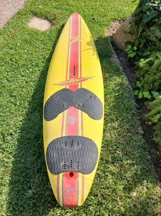 Tavola gialla decorativa per bar