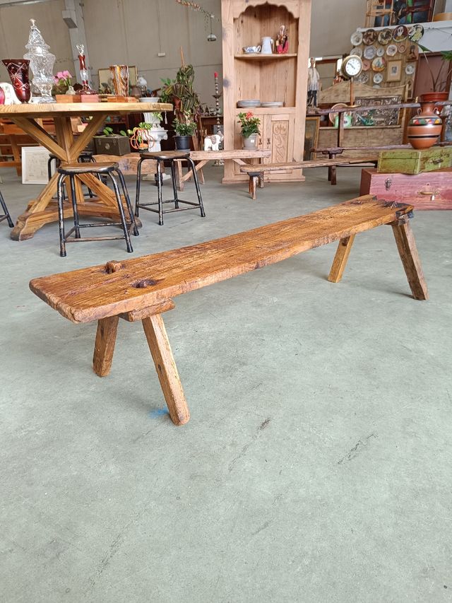 Banco rústico de madera antiguo