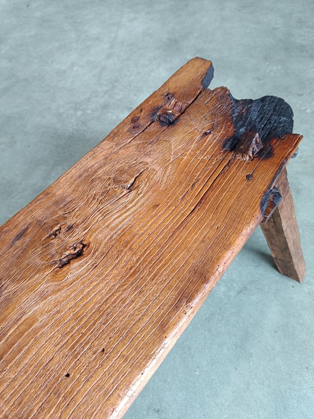 Banco rústico de madera antiguo
