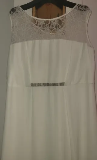 Vestido blanco con encaje y pedrería