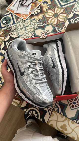 Nike P6000 Plata y Negro
