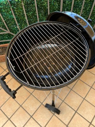 Barbecue circolare nero e argento