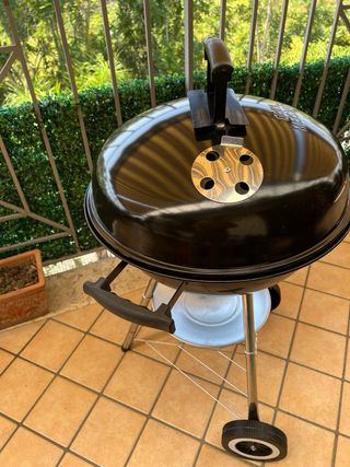 Barbecue circolare nero e argento