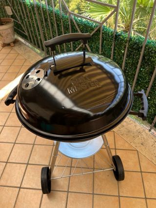 Barbecue circolare nero e argento