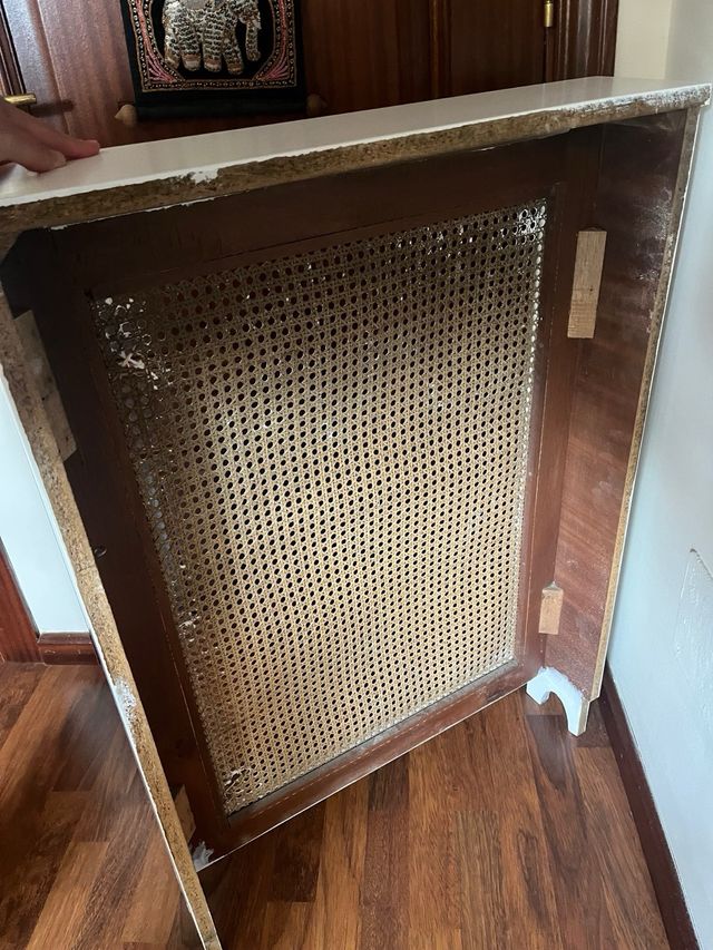 Cubre radiador blanco con rejilla.