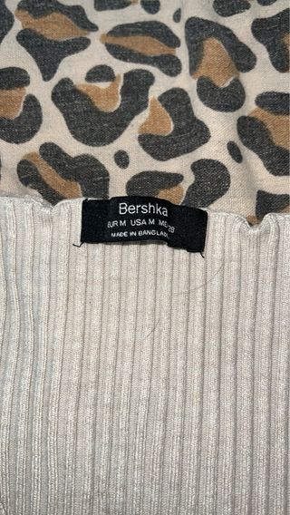 Camiseta Bershka escote V botones beige XS
