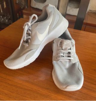 Zapatillas Nike grises y blancas