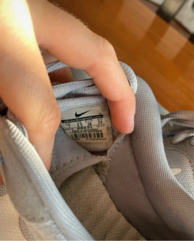 Zapatillas Nike grises y blancas