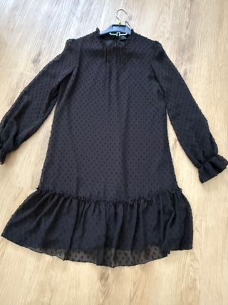 Vestido negro con volantes
