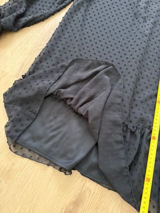 Vestido negro con volantes