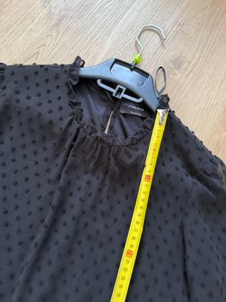 Vestido negro con volantes