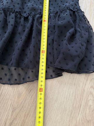 Vestido negro con volantes