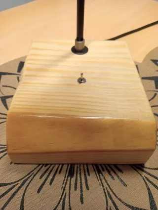 Lámpara de mesa rústica madera y metal