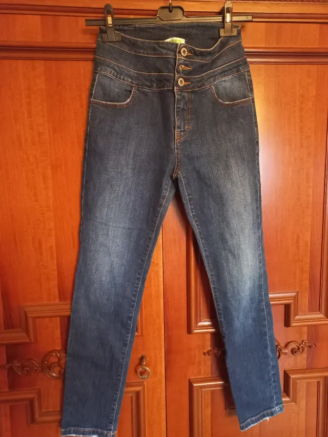 Jeans donna vita alta 3 bottoni dritti