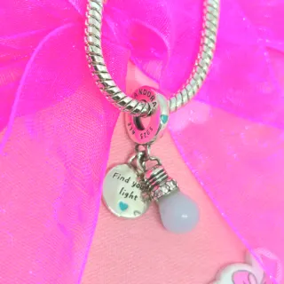 CHARM BOMBILLA LUZ ENCUENTRA TU LUZ