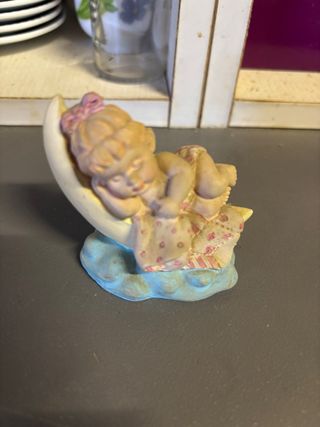 Figura decorativa de bebé durmiendo