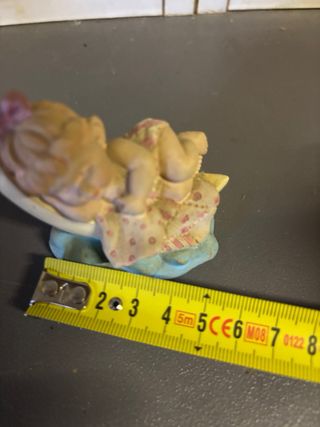Figura decorativa de bebé durmiendo
