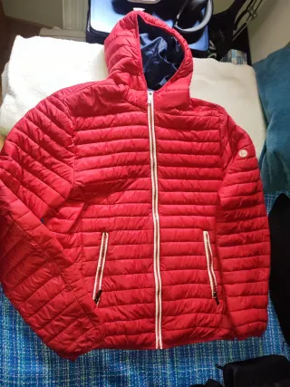 Chaqueta acolchada roja con capucha