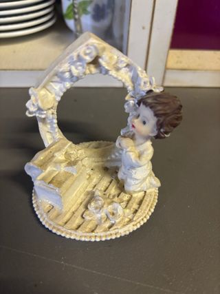Figura decorativa niño rezando